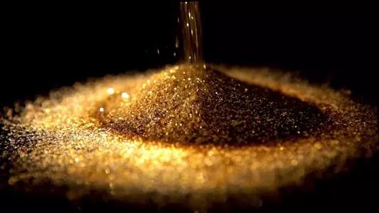 3故事三:沙砾与黄金一队商人骑着骆驼在沙漠里行走,突然空中传来一个