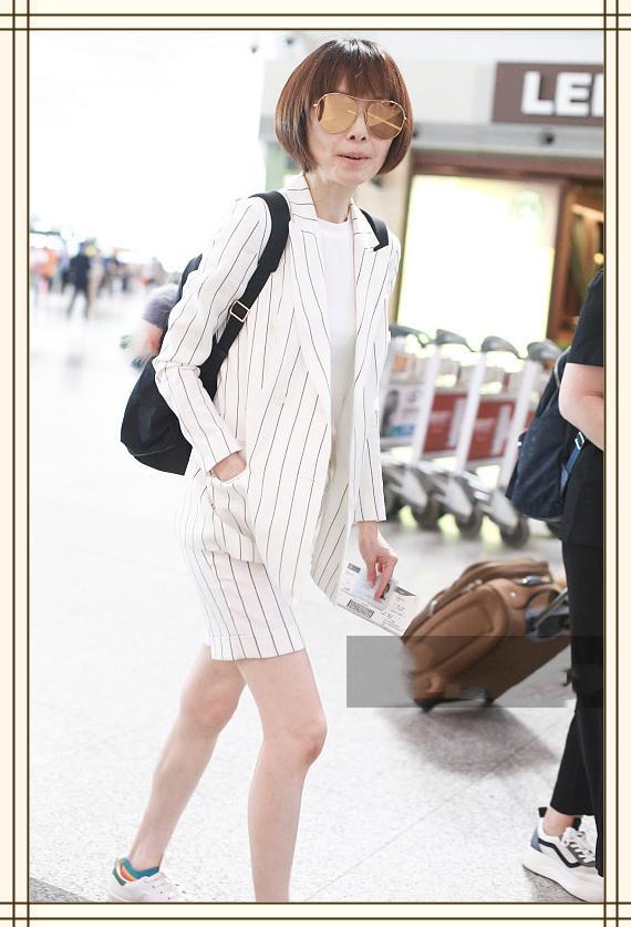鲁豫再不是大头娃娃条纹西装配短裤干练有型肉肉的小腿很性感