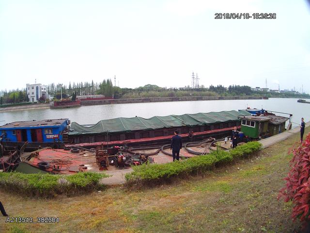 今年4月10日,執法人員在德勝河魏村船閘外引航道水域進行安全檢查時