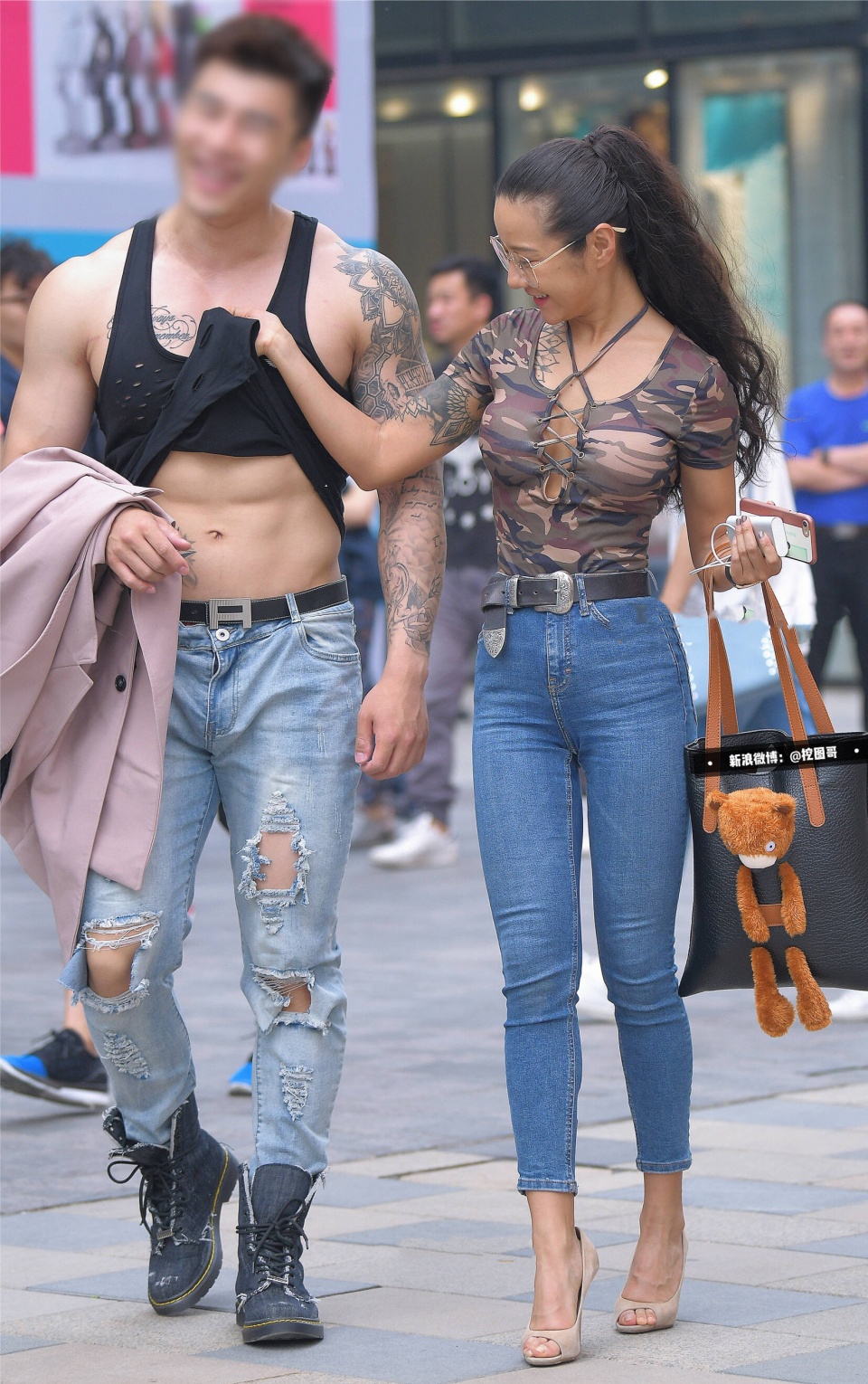 街拍:街头撒狗粮的小情侣们,似乎没任何事情可以阻挡他们秀恩爱