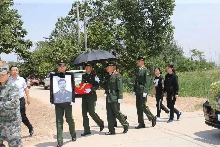 渭南籍军人执行飞行任务途中不幸壮烈牺牲,千人迎接英雄魂归故里,一路
