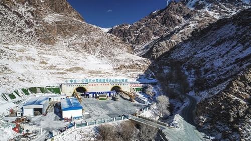 该隧道属于g575线巴里坤至哈密公路建设项目,是目前新疆最长,海拔最高