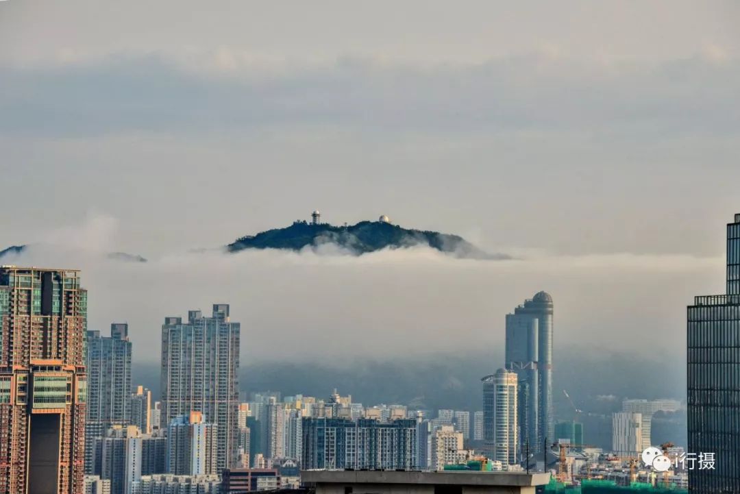 香港有十八個行政區全港大部分有錢人都住在這個區