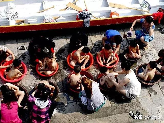 艾叶熬水洗澡具有袪寒暖身,安神催眠的功效,还可以驱蚊止痒祛湿,预防