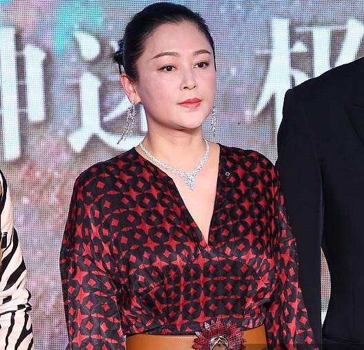 51歲陳紅近照年輕貌美和老公像父女兒子長相帥氣很像她