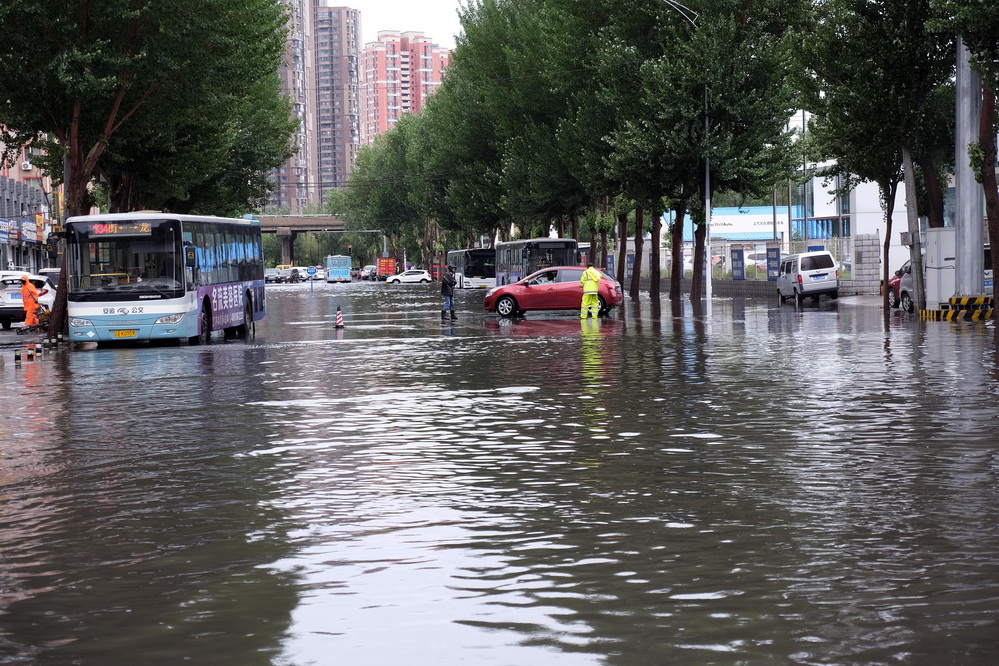 辽宁沈阳降大雨 部分路段积水严重