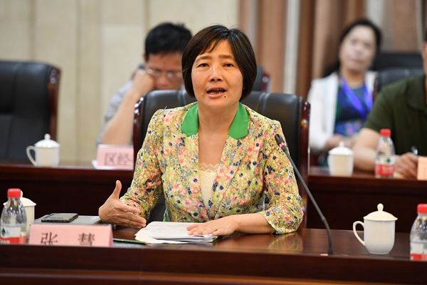 薛明扬,闵行区副区长杨德妹以及区相关委办局和街镇负责人出席会议