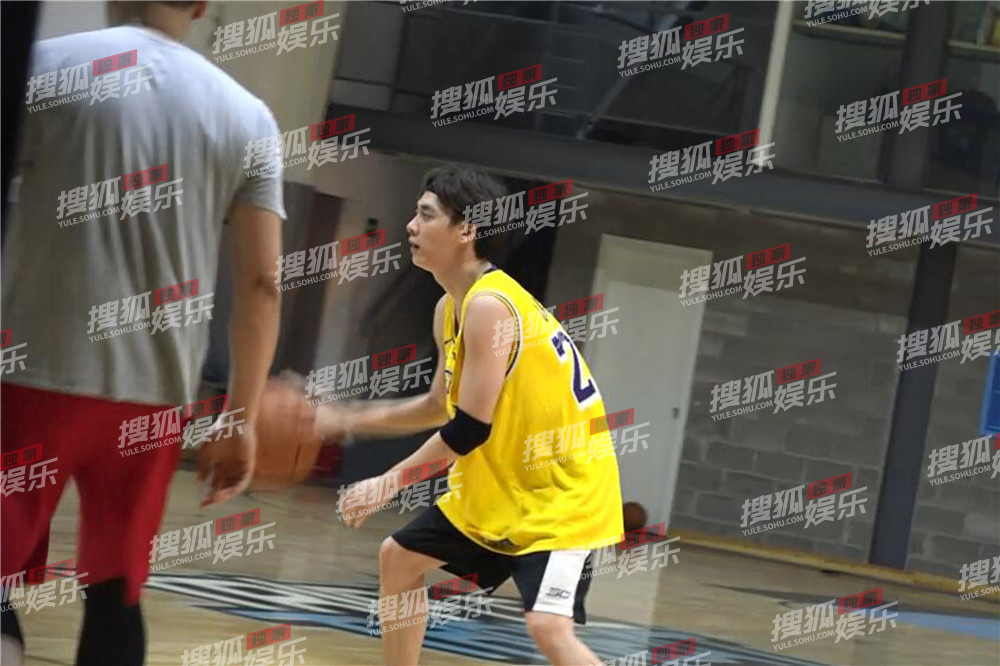 李易峰王中磊现身篮球场 穿湖人球衣姿势标准(图)