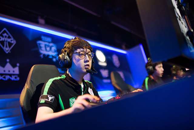 deft被称朝鲜飞行员mata单手玩杰斯辅助而他竟然能御箭飞行