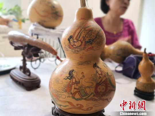 兰州艺人四十载雕刻葫芦 每一步认真精细"图文并茂"