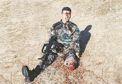 在前不久的一次演习中,军医对"勇士"进行伤情诊断.刘朝群 摄