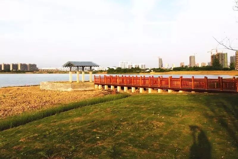 之举既是天门城市总体规划中浓墨重彩的一笔北湖公园的建设景观照明