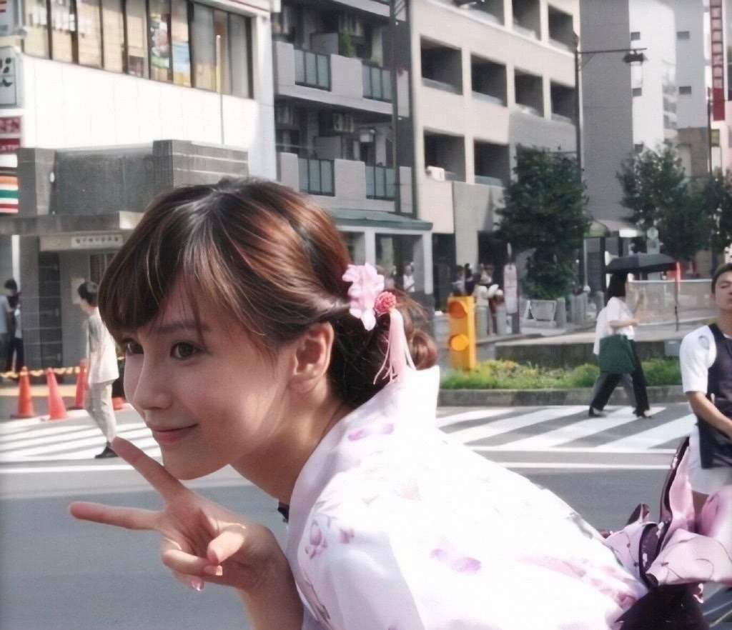 baby旧照曝光,混血颜洋气甜美,网友:被天使吻过的脸蛋!_杨颖