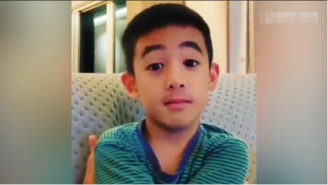 看中镜头中貌似长大了的样子,jasper似乎很满意,他仰起头,还将双臂抱