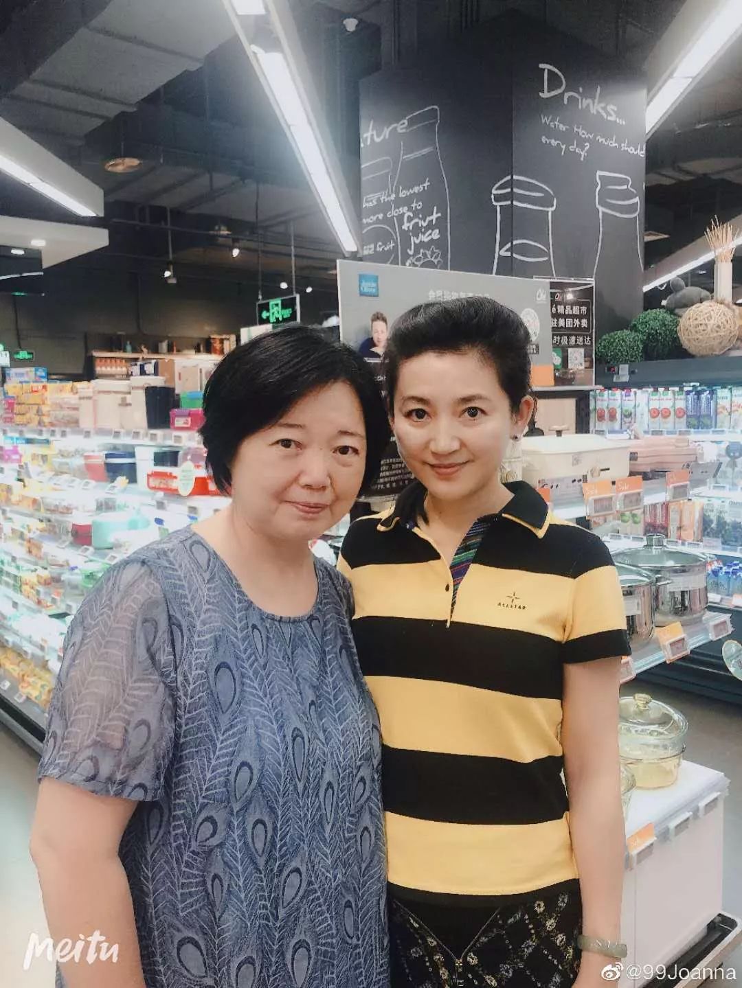 51岁王小丫现身菜场与粉丝亲密合影毫无架子两段婚姻揭秘