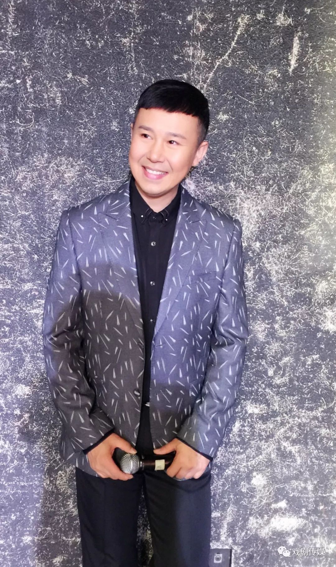 欣赏京剧柳荫记远山叠翠如含笑包飞