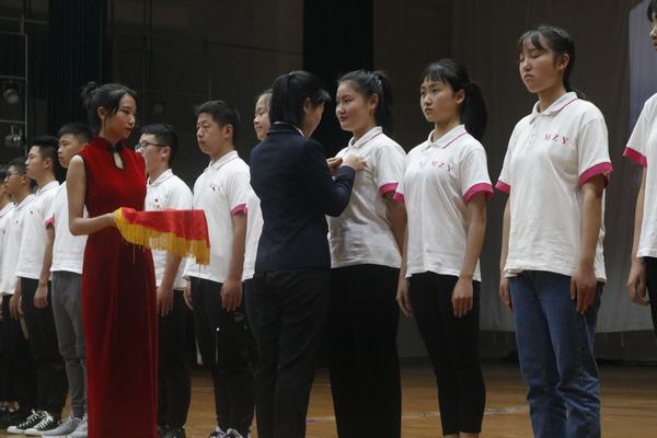 学院团委举行纪念"五四"运动100周年表彰大会暨入团宣誓仪式_胡洪安