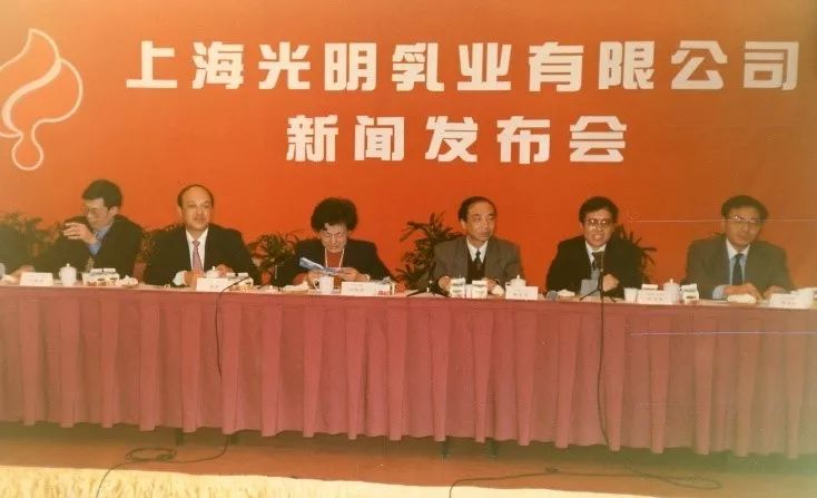 一波光明老照片来袭带你重温上海70年历程中的光明时刻