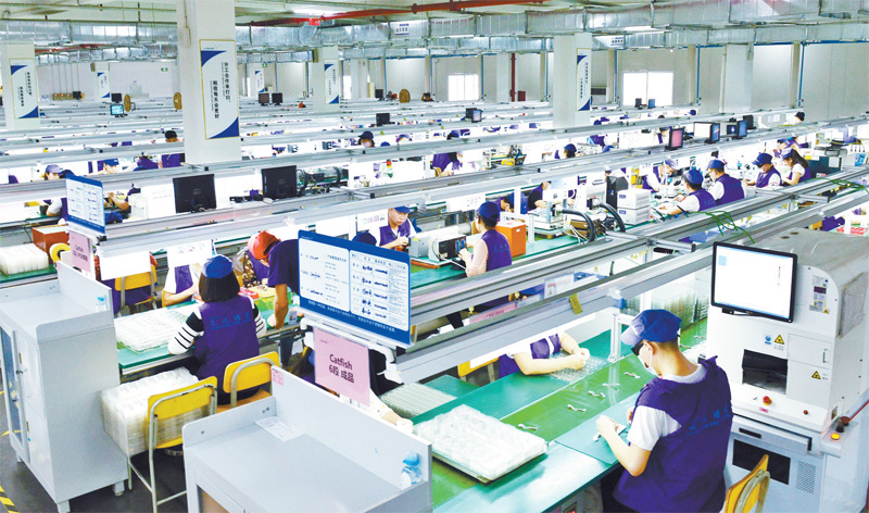 立讯精密生产车间内,工人正在严谨细致作业. 梁栋 摄)