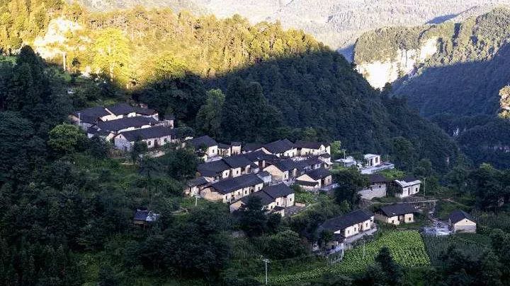 黄毛坪村受凤凰县山江镇管辖,边上有大马村,雄龙村,星光村,风景秀丽