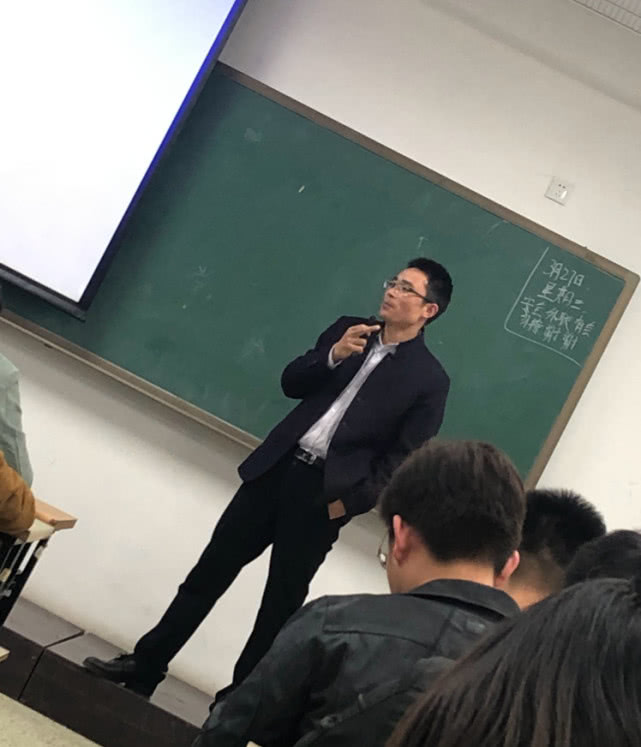 lol马老师直播凉透?跑去乡下教书,网友偷拍上课时一幕