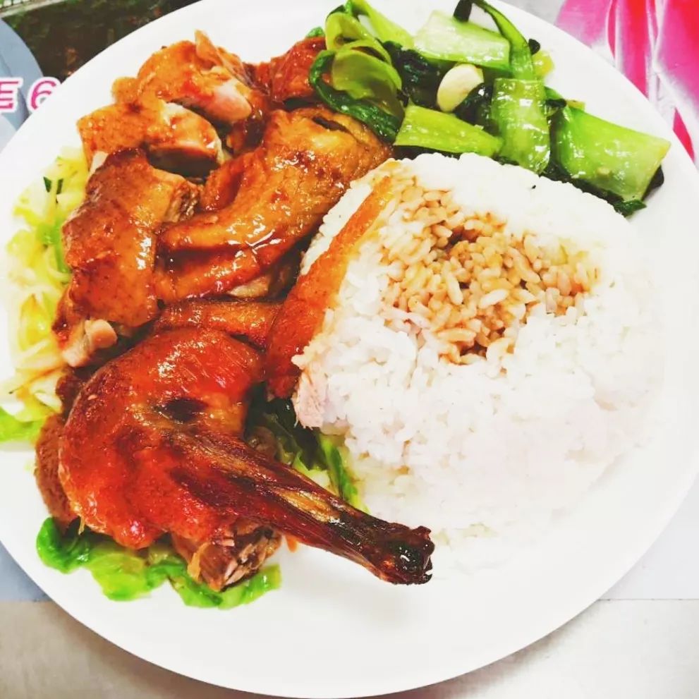 13号窗口"黄鹤楼小笼包,千里香馄饨"4号窗口"黄焖鸡米饭,广式烧鸭饭"