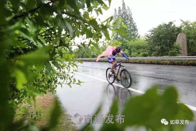 大雨來助陣今年的環長青沙島自行車公開賽別樣精彩世界冠軍周玲美也