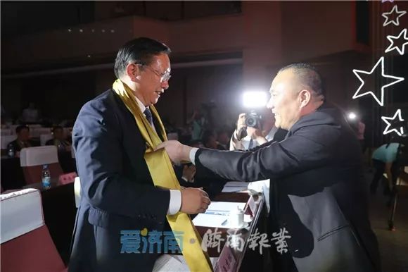 市委书记来颁奖,企业家突然有个"额外提议"!_牛余刚