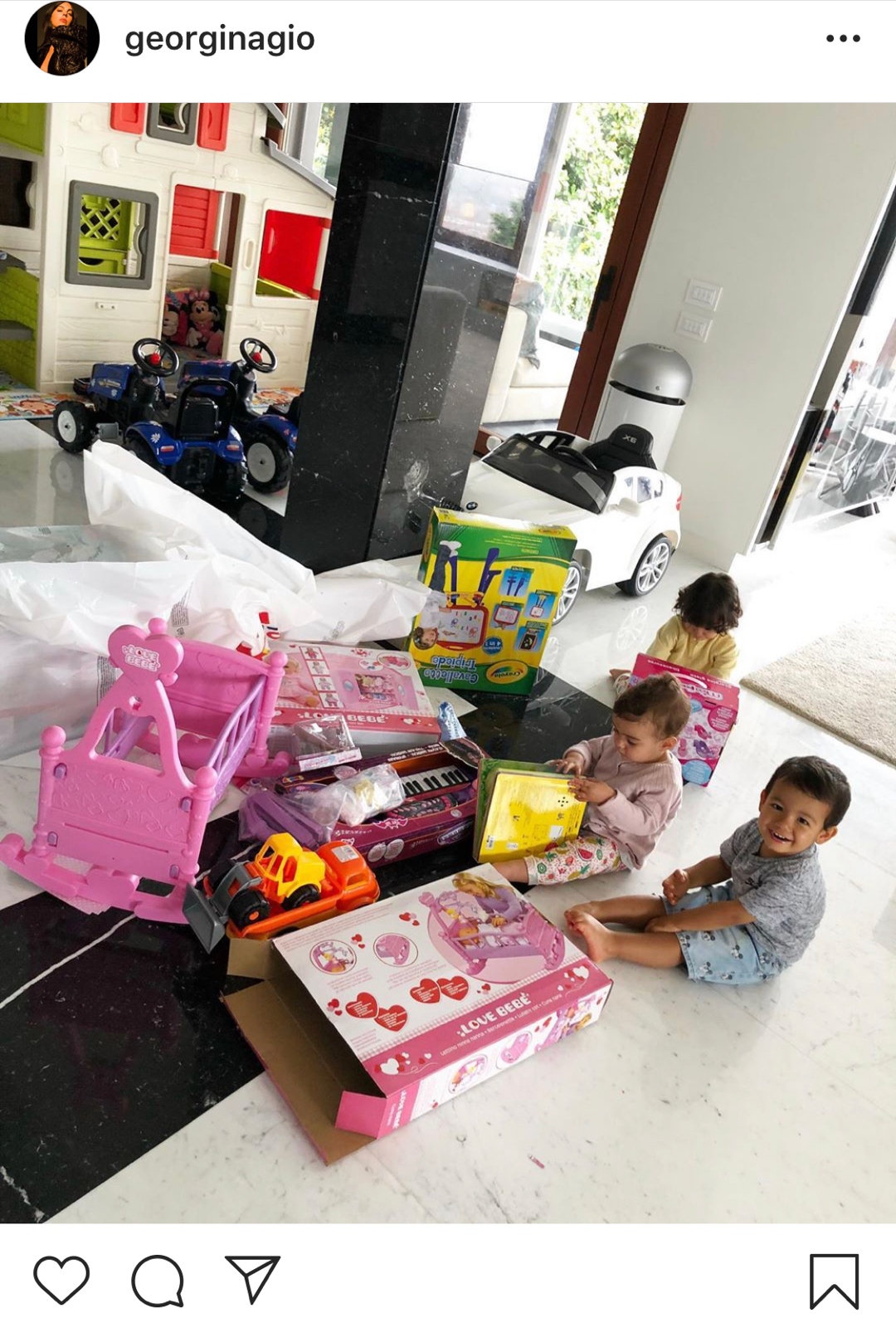 原创 乔治娜晒在家看孩照,仨娃坐地上玩玩具太可爱,一细节显c罗身价