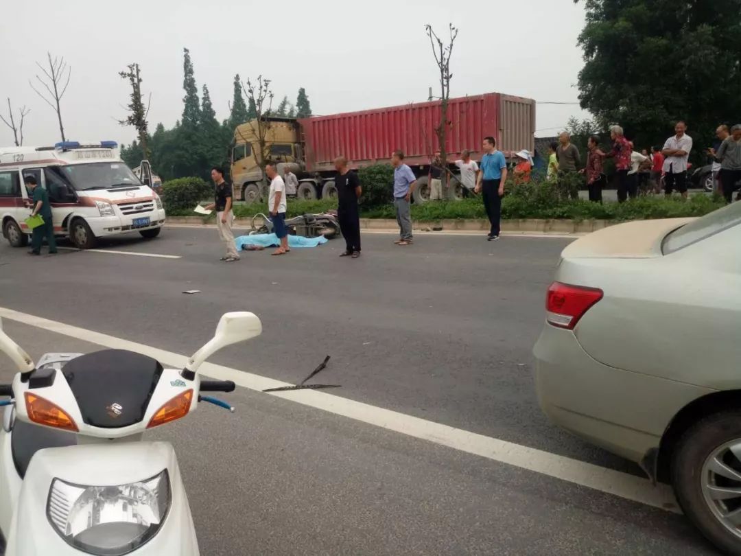 昨日眉山发生多起车祸有车被撞得稀烂的有司机被压车下的还有不幸