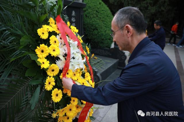 在英烈亭前,全体党员深切缅怀革命先烈的丰功伟绩,瞻仰了粟裕将军墓