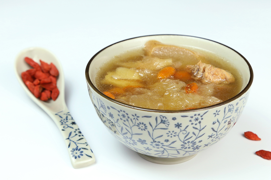雪梨干银耳瘦肉汤养阴润肺降火清心与夏天最配