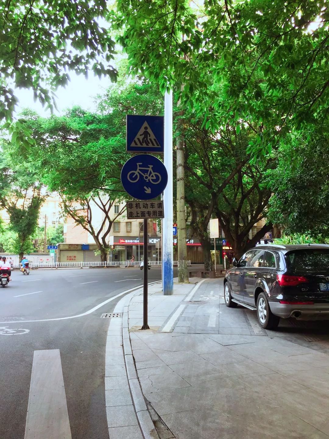 其实路口是有指示牌的 电动车应该走 画在人行道上的非机动车道 图上