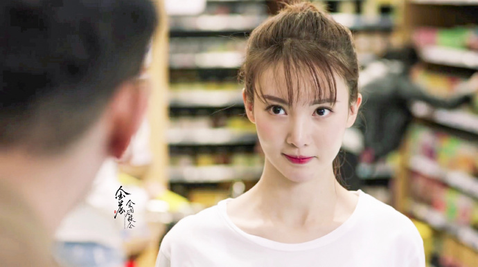 金晨《我们都要好好的》拿错男主剧本,泡面头搭配芭比粉意外好看!