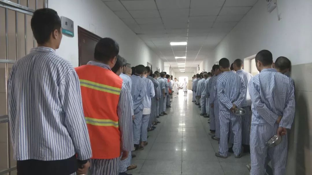 记者探访精神病医院病人回归社会难