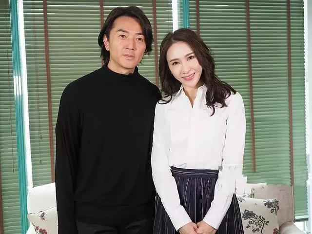 黎姿与63岁老公同框秀恩爱,穿一身粉色长裙笑开花,48岁美成少女_赵敏