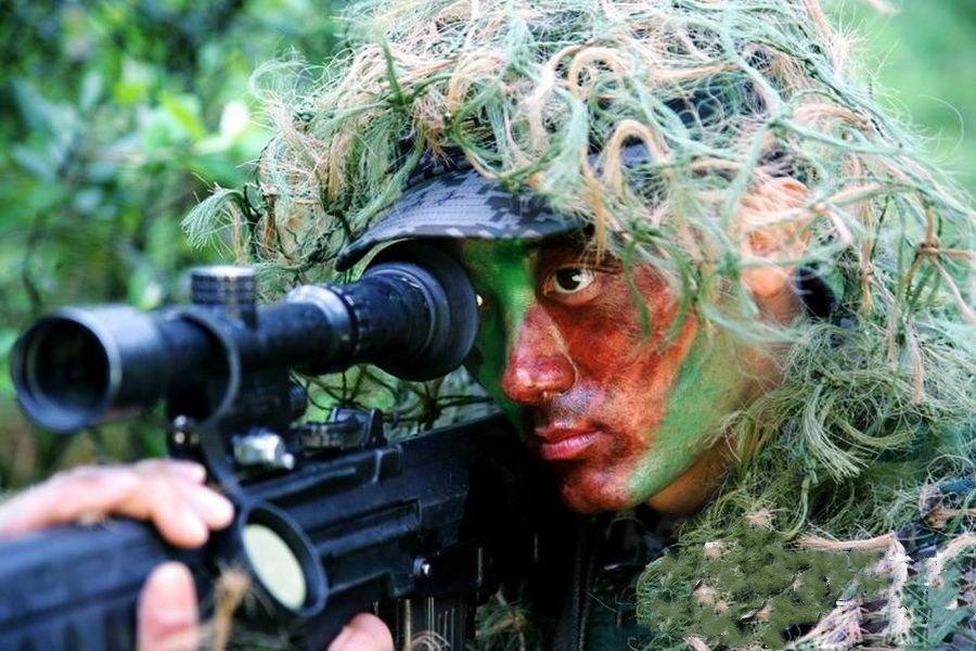 被狙击手瞄准靠蛇皮走位躲过?别傻了,这才是正确的方法!