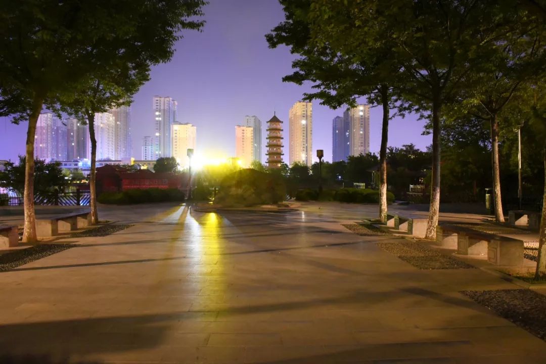 公园的夜晚越夜越美丽夜景有着独特的魅力在一天繁忙的工作后走出家门