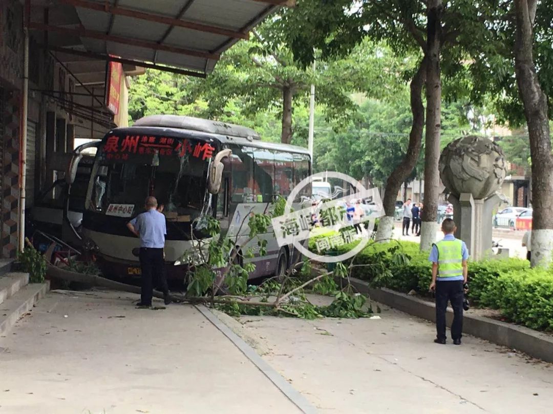 突发惠安涂寨大巴撞入人行道致3死1伤