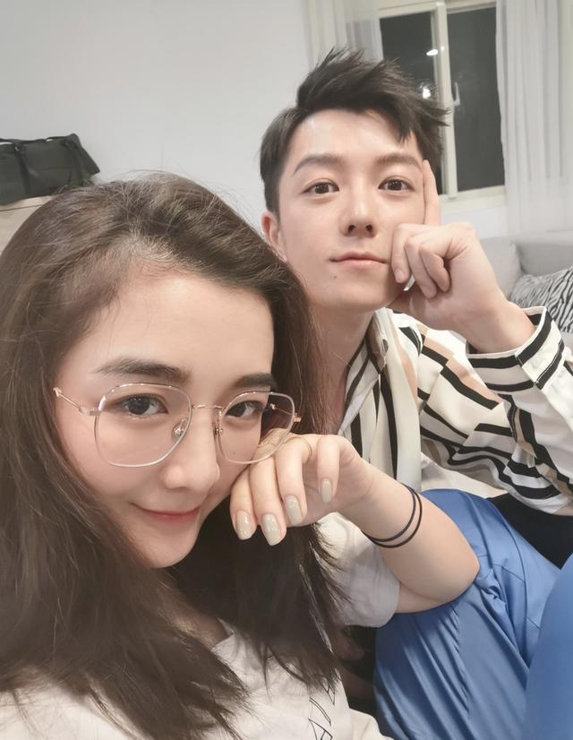 王栎鑫和老婆扮鬼脸同框比丑苏醒晒自拍表不服