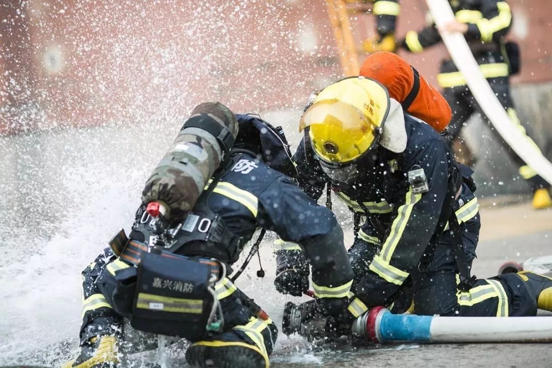 招募令六一节消防蜀黍邀你参加一场最炫酷的消防体验