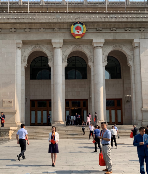 全国各省市参会代表步入全国政协礼堂