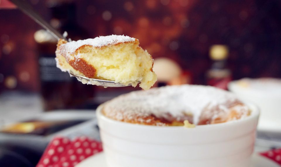 它一种经典的法式甜品,也有人把它叫梳乎厘,蛋奶酥,属于蛋糕的一种