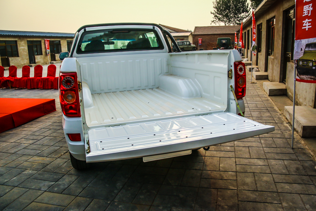 锐铃皮卡长货箱版的货箱尺寸为长,宽,深为1815×1460×546mm.