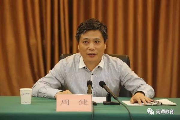 受市高校招生委员会主任,副市长徐新民的委托,周健副秘书长就今年高考