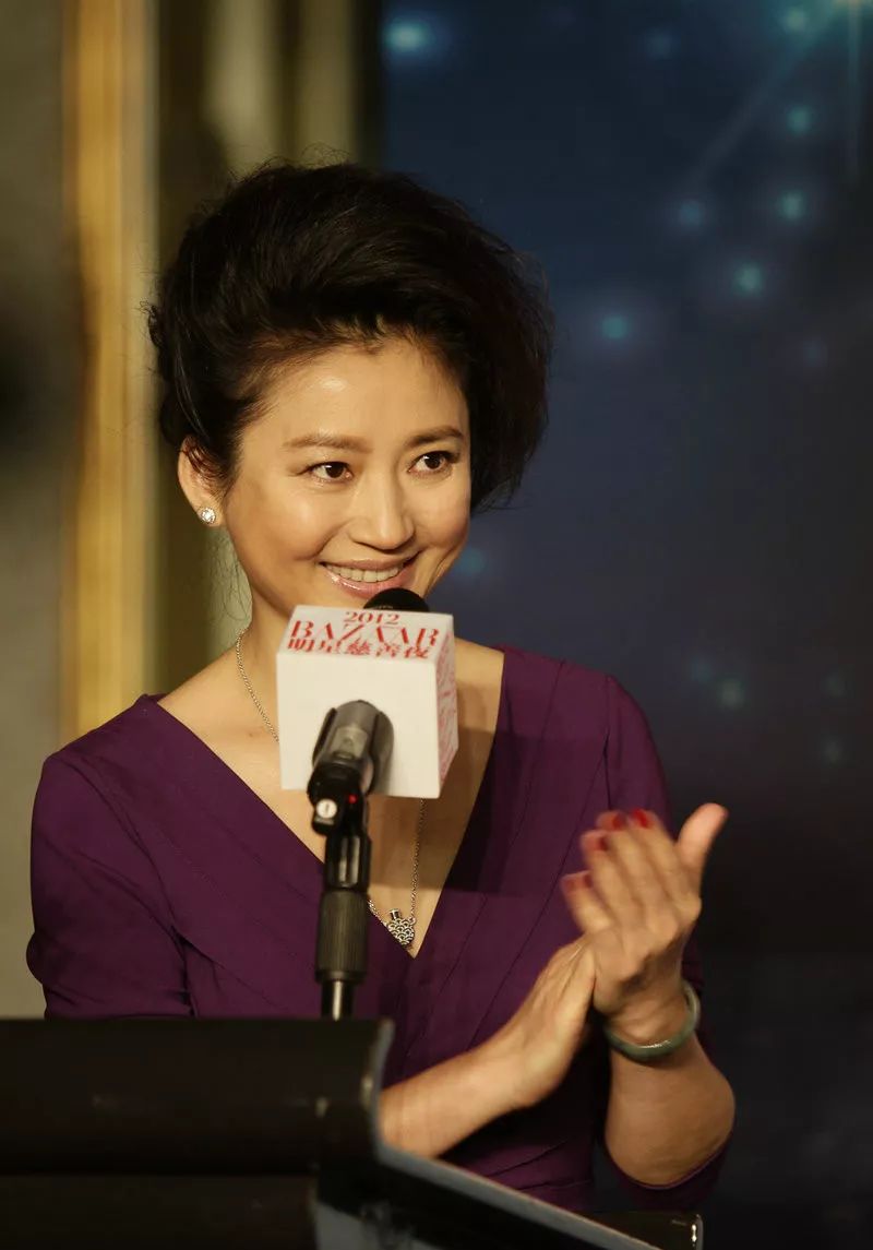 51岁王小丫现身菜场与粉丝亲密合影毫无架子两段婚姻揭秘