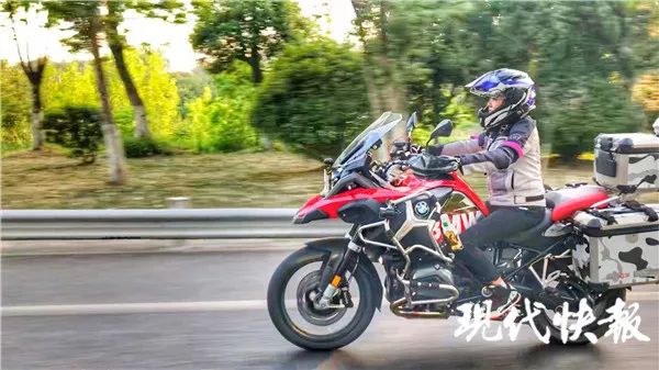 从南京出发……她和队友踏上摩托车5月26日下午2点她叫李春辉.