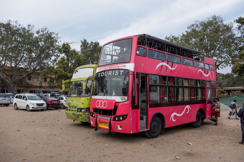 还有双层的游客巴士,作为一座知名的旅游城市,这里每天也接待不少来自