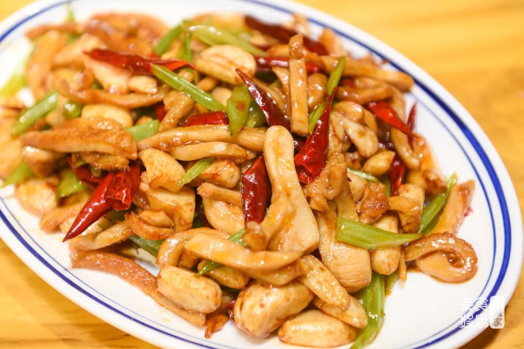 7070蒜香浓郁,鲜辣脆嫩牛肚软嫩不失脆爽,大蒜绵软解腻口味浓厚