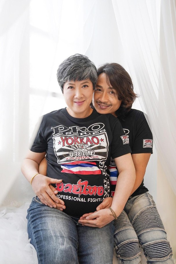 黄泽锋52岁太太怀孕8个月拍大肚写真